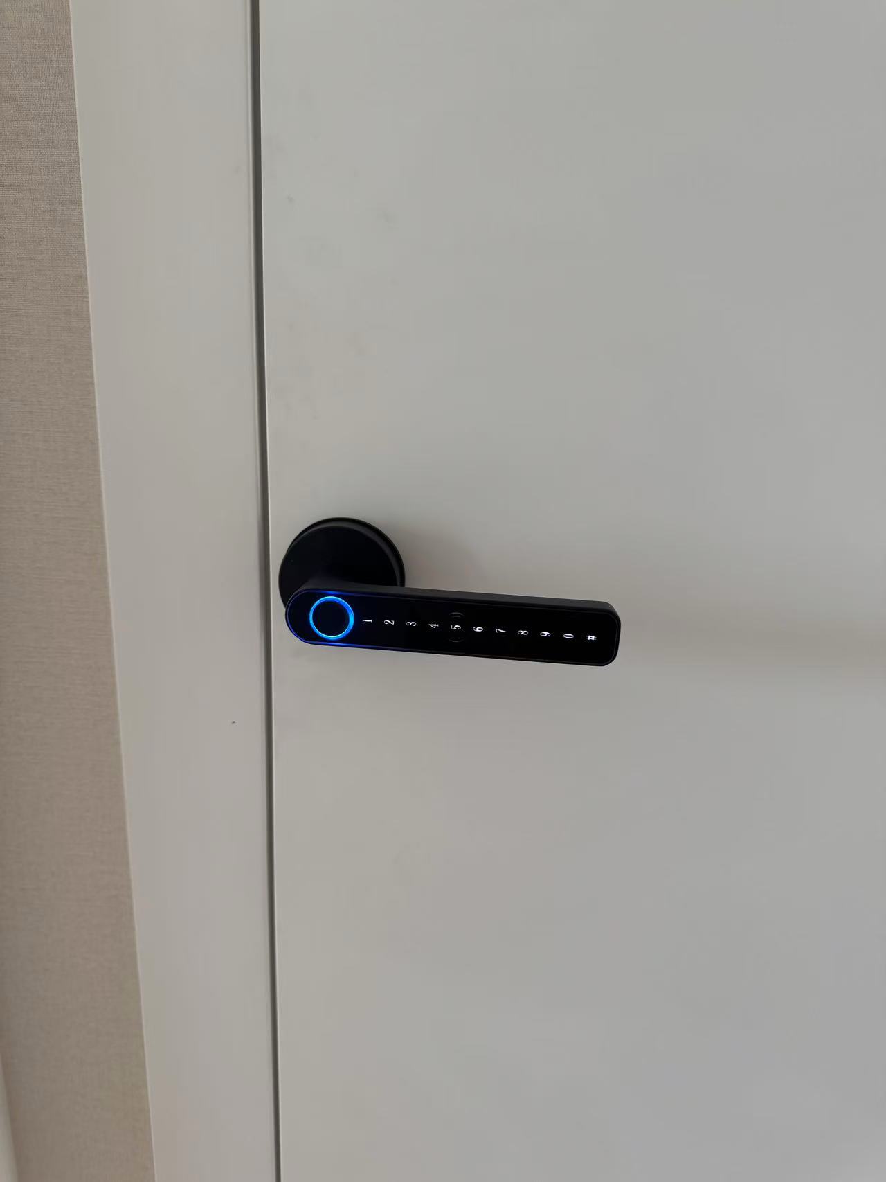Cerradura inteligente instalada en una puerta interior